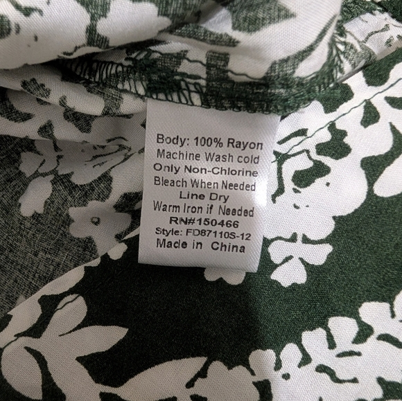 Fun 2 Fun Green and White Floral Pleated V-neckline 3/4 Sleeve Boho Blouse Small - Picture 6 of 10